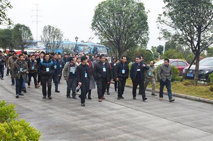 广西桂中职业农民学院组织巴马、天峨两县新型职业农民120人到我公司参观考察